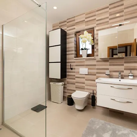 Villa Andante By El-pi Tours *